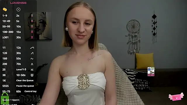 Snapshot of BeautyBlondy chatting on February 2, 3:33 pm BeautyBlondy online show from February 2, 3:33 pm