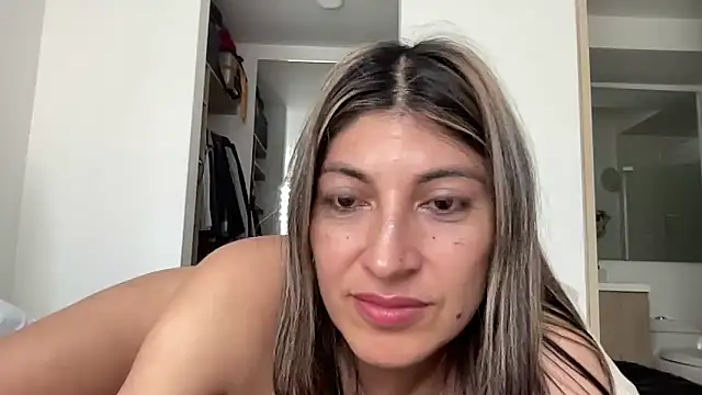 LunaBeya online show from April 13, 2:33 pm