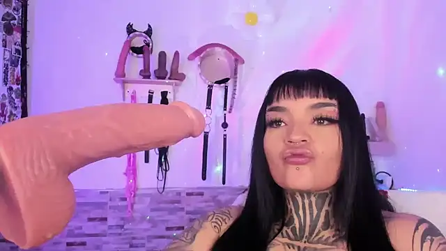 Snapshot of amyswallow7 chatting on February 11, 1:16 pm amyswallow7 online show from February 11, 1:16 pm