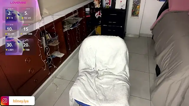 B0nnie H0ney online show from February 13, 12:02 am