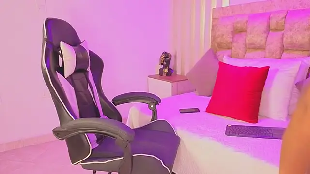 avis lara online show from March 25, 7:31 pm