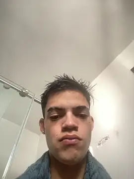 Latinos 2001 online show from June 29, 1:00 pm