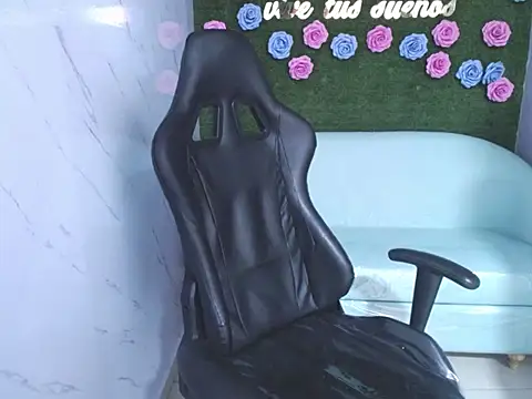 Snapshot of ravenvancleef chatting on August 3, 2:54 pm ravenvancleef online show from August 3, 2:54 pm