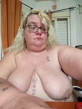 diosacurvy1984 online show from April 18, 7:34 am