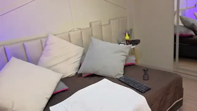 sharonnleon online show from April 9, 1:27 pm