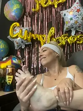 Snapshot of viktoria_davis_ chatting on December 18, 12:17 am viktoria davis online show from December 18, 12:17 am