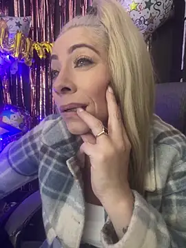 Snapshot of viktoria_davis_ chatting on December 19, 11:34 pm viktoria davis online show from December 19, 11:34 pm