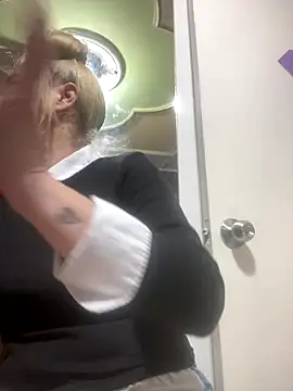 Snapshot of viktoria_davis_ chatting on January 8, 10:34 pm viktoria davis online show from January 8, 10:34 pm