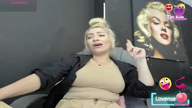 Snapshot of viktoria_davis_ chatting on January 13, 10:37 pm viktoria davis online show from January 13, 10:37 pm