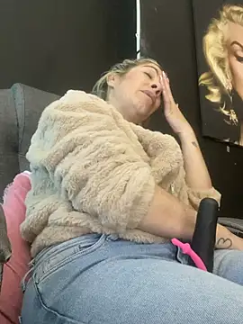 Snapshot of viktoria_davis_ chatting on February 3, 2:53 am viktoria davis online show from February 3, 2:53 am