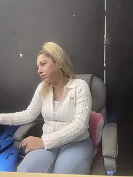 Snapshot of viktoria_davis_ chatting on February 8, 10:13 pm viktoria davis online show from February 8, 10:13 pm