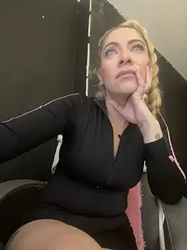 Snapshot of viktoria_davis_ chatting on February 13, 11:34 pm viktoria davis online show from February 13, 11:34 pm