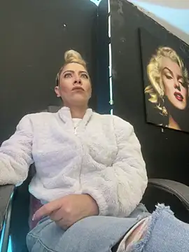 Snapshot of viktoria_davis_ chatting on February 14, 9:44 pm viktoria davis online show from February 14, 9:44 pm