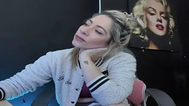 Snapshot of viktoria_davis_ chatting on February 18, 11:55 pm viktoria davis online show from February 18, 11:55 pm