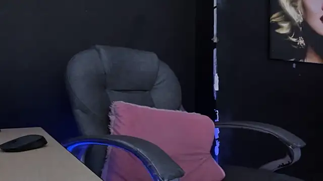 Snapshot of viktoria_davis_ chatting on February 24, 10:52 pm viktoria davis online show from February 24, 10:52 pm