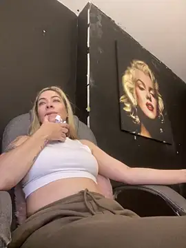 Snapshot of viktoria_davis_ chatting on February 26, 11:15 pm viktoria davis online show from February 26, 11:15 pm