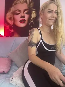 Snapshot of viktoria_davis_ chatting on June 11, 12:19 am viktoria davis online show from June 11, 12:19 am