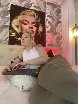 Snapshot of viktoria_davis_ chatting on July 2, 4:07 am viktoria davis online show from July 2, 4:07 am