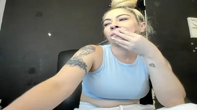 Snapshot of viktoria_davis_ chatting on July 8, 12:04 am viktoria davis online show from July 8, 12:04 am