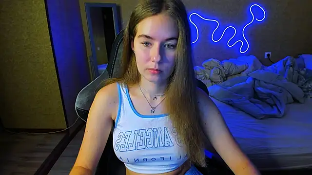 Snapshot of EmilyPaw chatting on June 2, 7:05 pm EmilyPaw online show from June 2, 7:05 pm