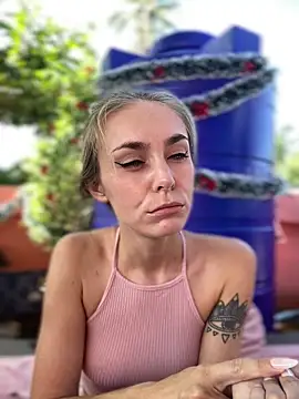 Snapshot of White_Lu chatting on December 18, 2:39 am White Lu online show from December 18, 2:39 am