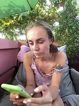 Snapshot of White_Lu chatting on February 8, 2:37 am White Lu online show from February 8, 2:37 am