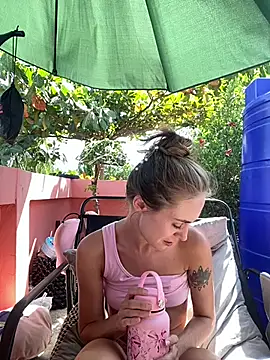 Snapshot of White_Lu chatting on February 20, 7:21 am White Lu online show from February 20, 7:21 am