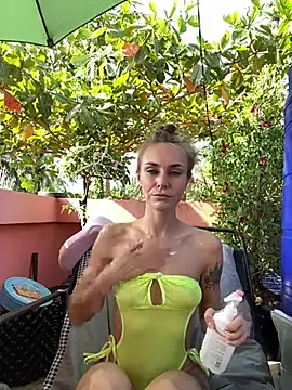 Snapshot of White_Lu chatting on February 21, 2:23 am White Lu online show from February 21, 2:23 am