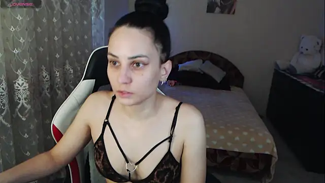 Snapshot of Kriss_brunette_5 chatting on December 5, 8:01 am Kriss brunette 5 online show from December 5, 8:01 am