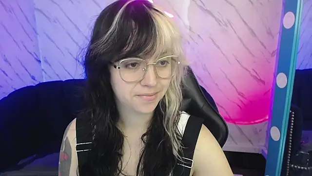 Hela v online show from February 21, 1:12 pm