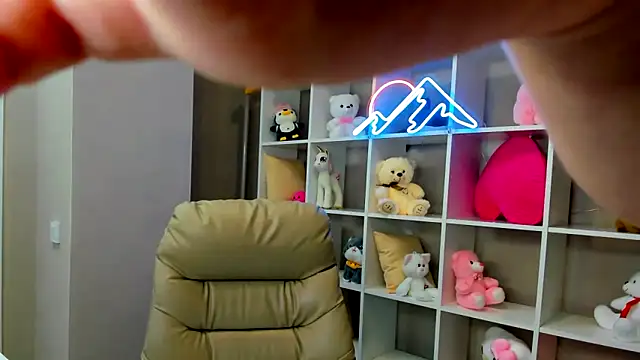 Alisa Suun online show from March 6, 12:00 am