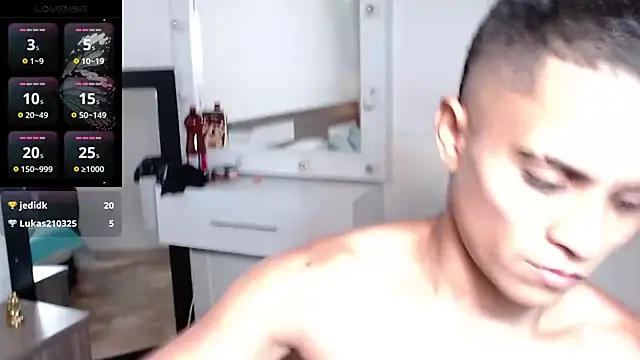 Liiamthompson online show from April 7, 9:59 pm