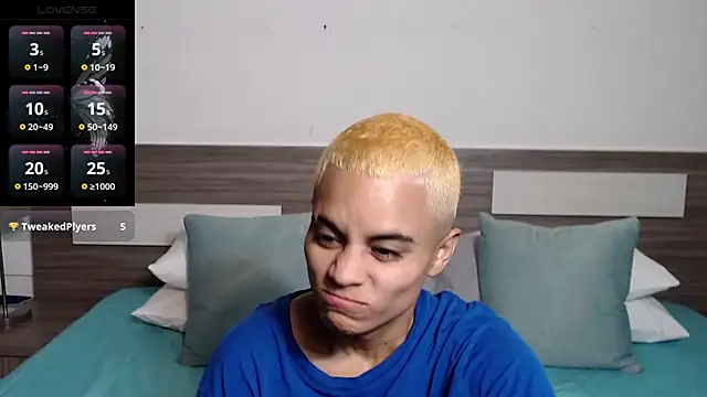 Liiamthompson online show from April 9, 9:15 am