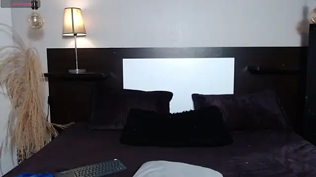 Liiamthompson online show from April 18, 7:18 pm