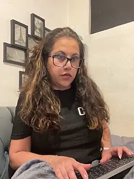 MirandaLatinaLovely online show from December 23, 3:37 am