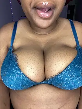 Snapshot of DaniJohnson chatting on February 14, 3:22 am DaniJohnson online show from February 14, 3:22 am