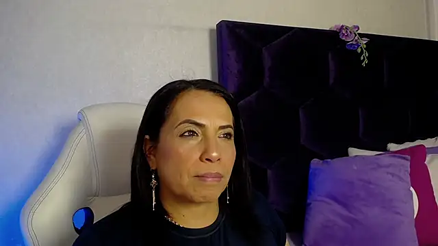 Snapshot of GochitaWild chatting on November 18, 8:24 pm GochitaWild online show from November 18, 8:24 pm