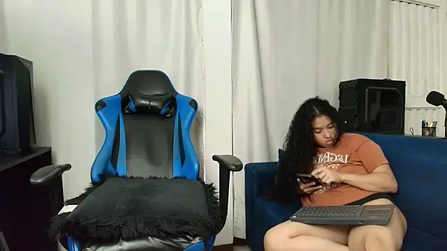 Snapshot of ema_abby chatting on July 7, 8:24 pm ema abby online show from July 7, 8:24 pm