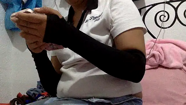 sharonlopez9611 online show from April 4, 6:00 am