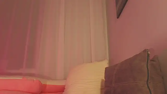 Mia Luw online show from June 14, 3:25 pm
