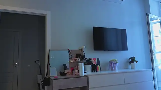 Mia Luw online show from July 27, 8:43 am