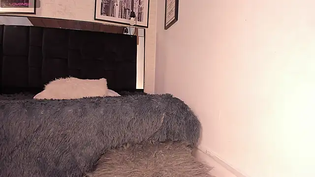 tylla  online show from November 8, 7:45 pm