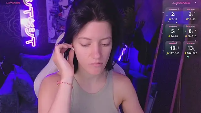 roxy riot  online show from April 3, 1:25 am