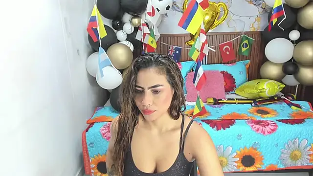 Snapshot of Holly_22 chatting on July 3, 11:05 am Holly 22 online show from July 3, 11:05 am