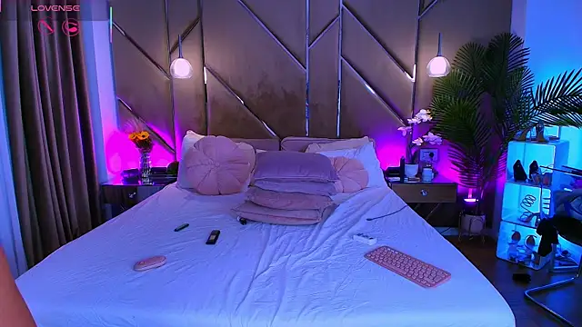 Lellie   online show from February 25, 6:06 pm