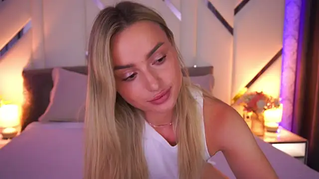 Snapshot of LindsieGreyy chatting on July 11, 1:03 pm LindsieGreyy online show from July 11, 1:03 pm
