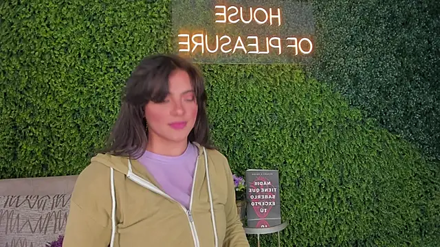 Snapshot of emmiily_z chatting on February 11, 8:10 pm emmiily z online show from February 11, 8:10 pm