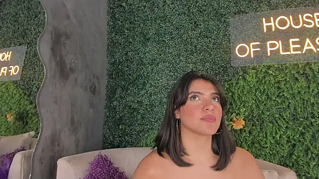 Snapshot of emmiily_z chatting on February 22, 12:05 am emmiily z online show from February 22, 12:05 am