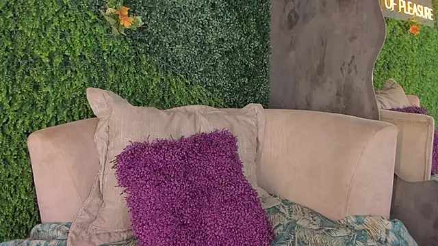 Snapshot of emmiily_z chatting on February 26, 2:04 am emmiily z online show from February 26, 2:04 am