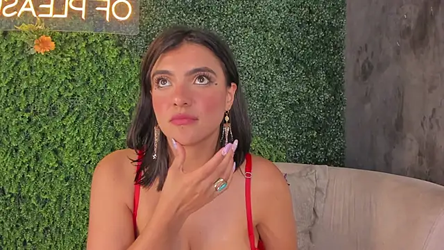 Snapshot of emmiily_z chatting on February 26, 8:00 pm emmiily z online show from February 26, 8:00 pm